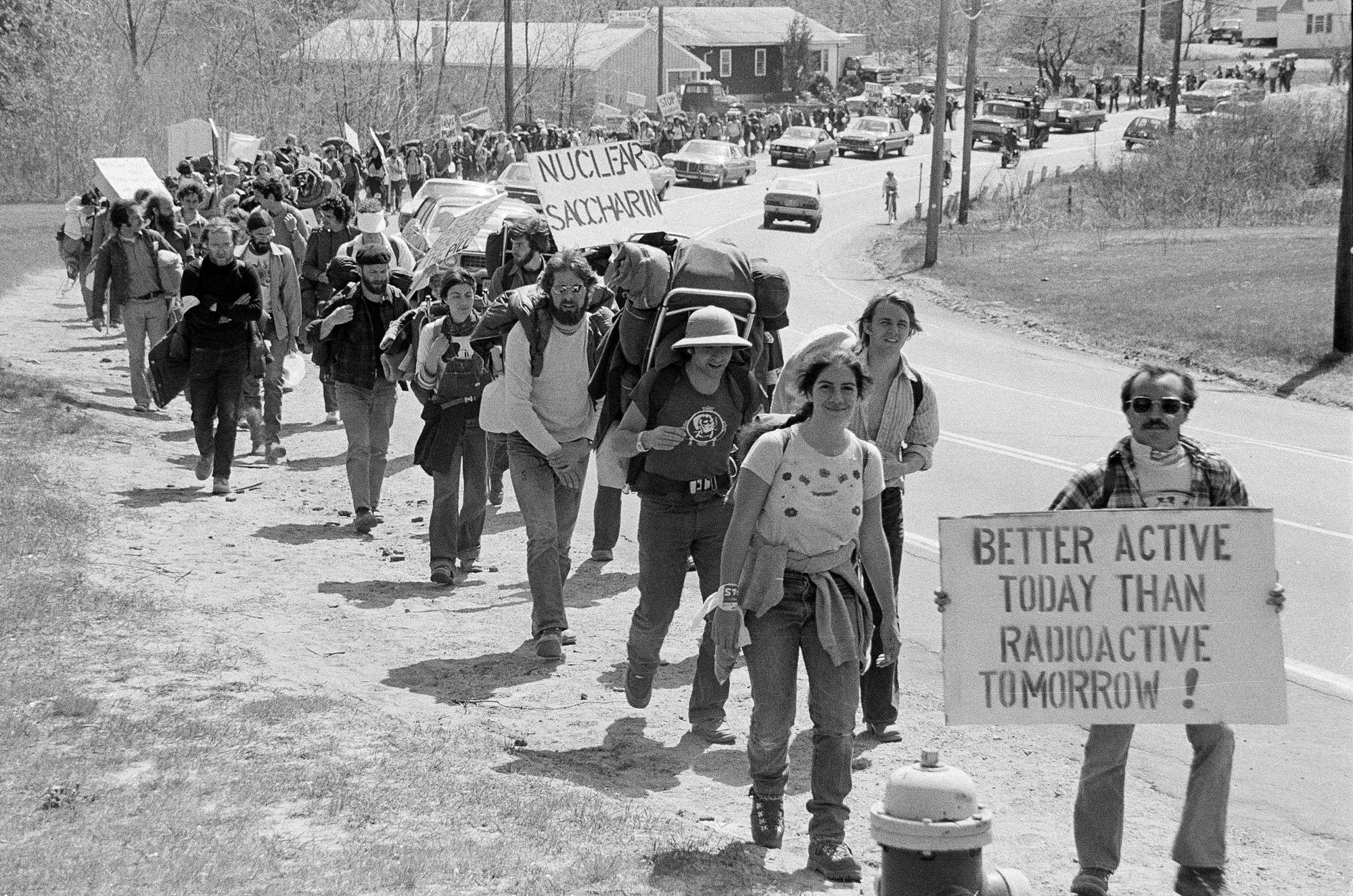 Антиядерные активисты протестуют против строительства атомной электростанции в Сибруке, штат Нью-Гэмпшир, в 1977 году. 