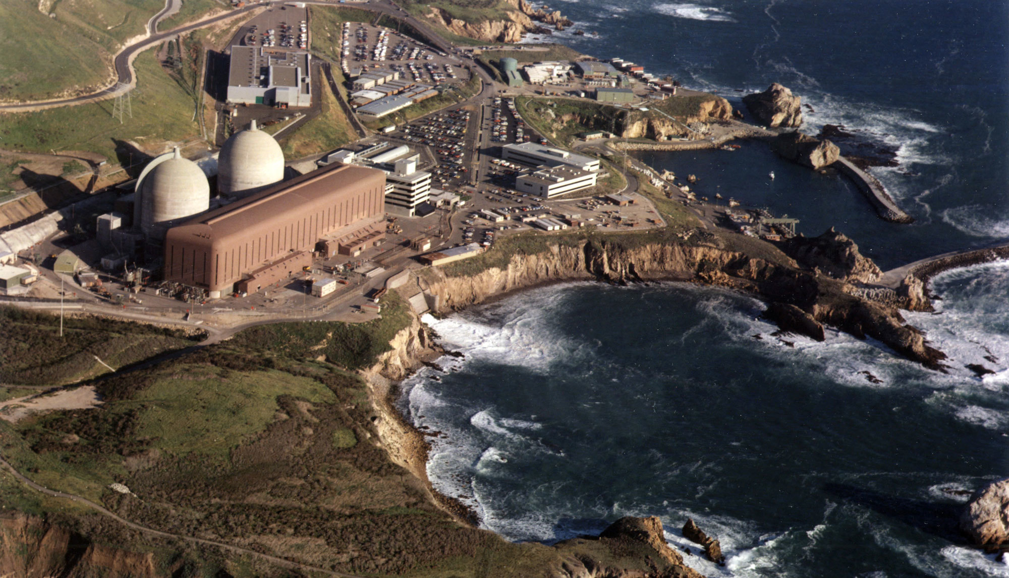Атомная электростанция Diablo Canyon, расположенная недалеко от пляжа Авила в Калифорнии, будет выведена из эксплуатации в 2024 году.