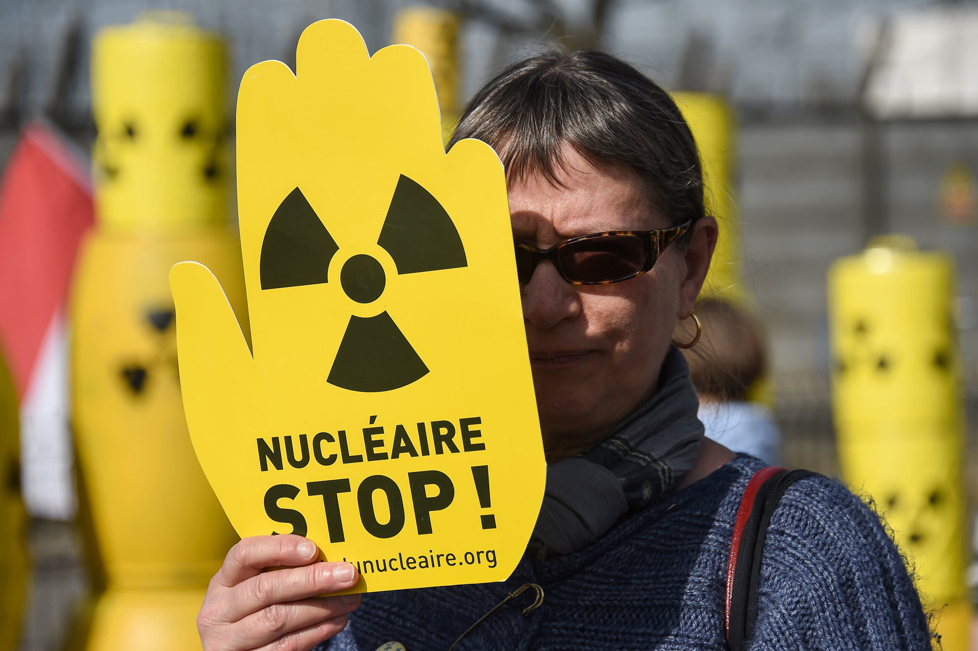 Активист в марте 2017 года, требующий закрытия АЭС Фессенхайм во Франции. Власти объявили в апреле, что закроют объект к 2020 году.