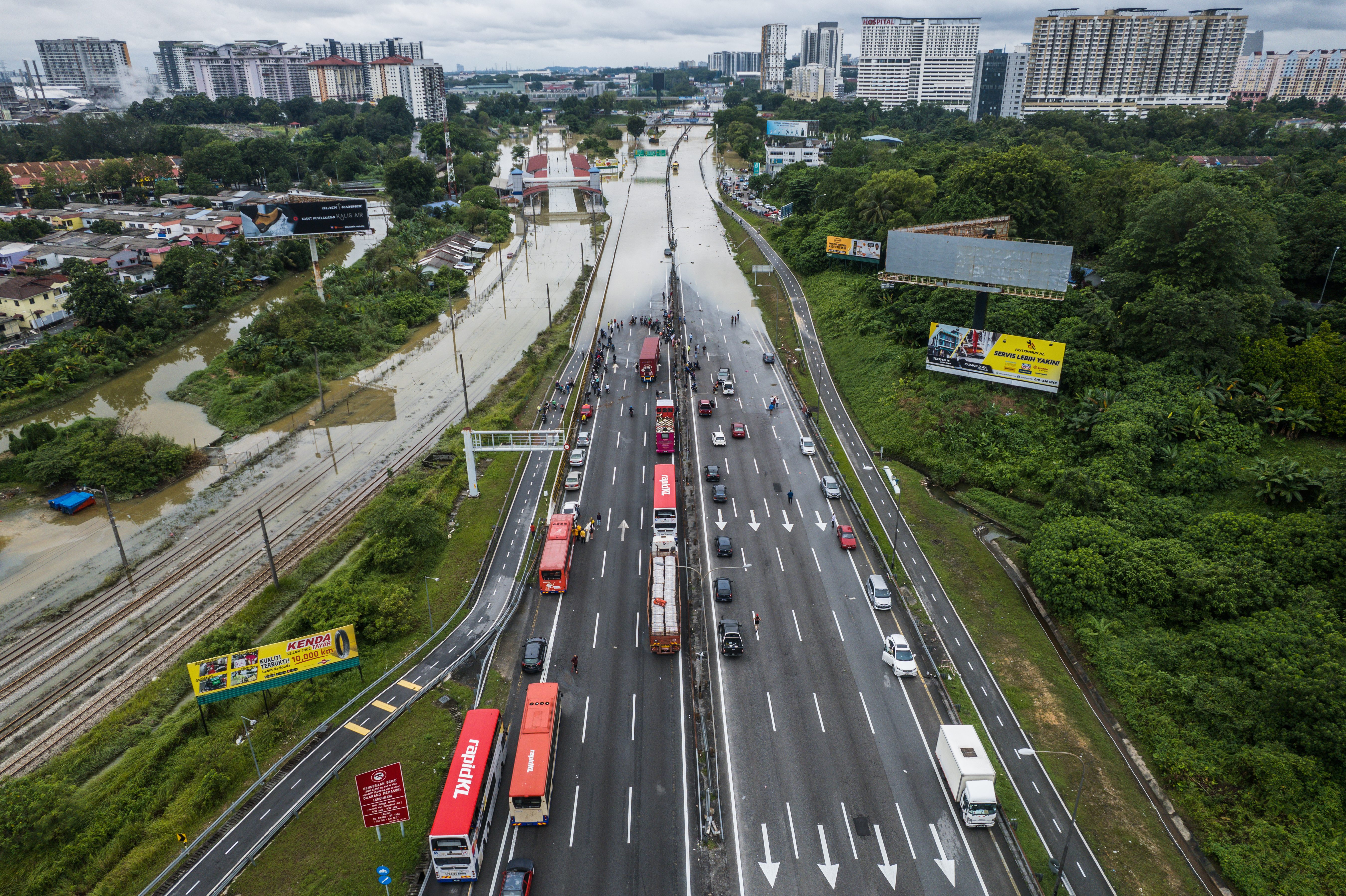 Федеральная автомагистраль Малайзии от Куала-Лумпура до порта Кланг была закрыта из-за наводнения в декабре прошлого года.