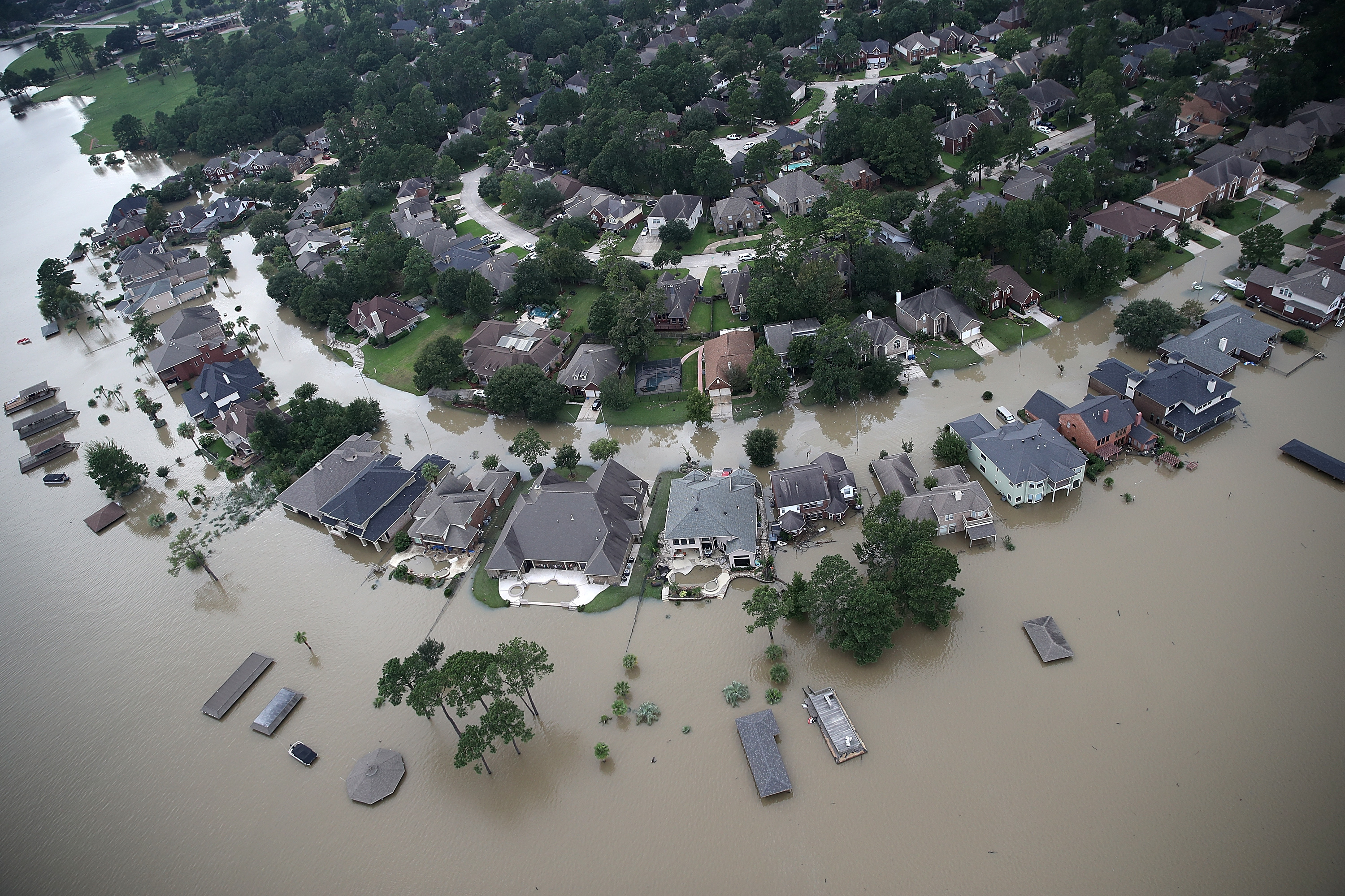Затопленные дома в Хьюстоне, штат Техас, после урагана Харви в августе 2017 года.