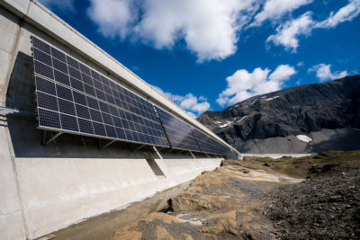Solar panels added to the Lake Muttsee dam.
