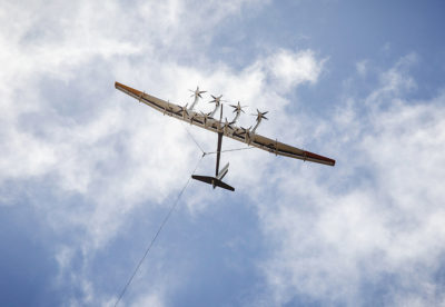 Un drone Makani à ailes dures équipé d'éoliennes.