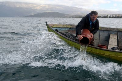 Ein Fisher veröffentlicht im vergangenen November den jungen Ohridforellen zurück in den albanischen Teil des Ohridsees.