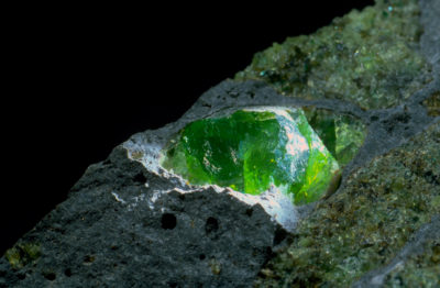 Olivine, an iron-rich rock that reacts with groundwater to produce hydrogen. 